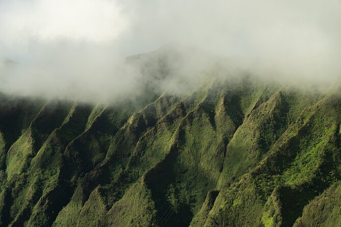 18 Minutes SHARED Helicopter Tour in Honolulu - The HNL-to-Coast Circuit: Sand Island, Harbors, Waikiki, and Downtown