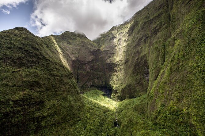 Kauai Deluxe Waterfall Safari: Helicopter Tour - Safety, Smooth Flying, and the 6-Person Advantage