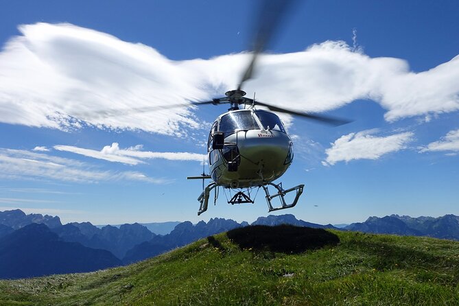 Private helicopter flight to Stockhorn mountain, with view to the Swiss Alps - Eiger, Mönch, Jungfrau in one clean sightseeing run