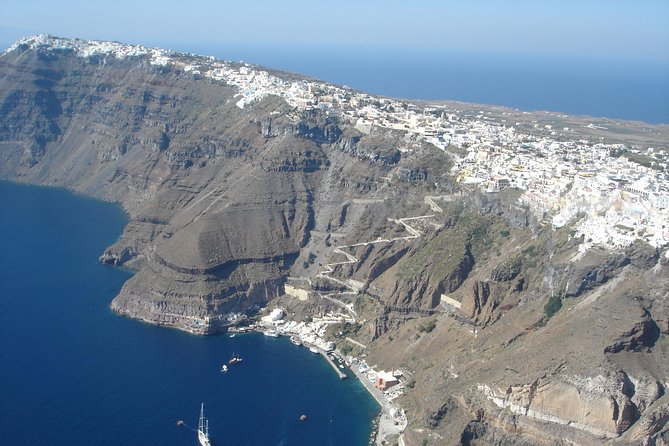 Private Helicopter Tour Santorini 20 minutes - up to 4 passengers - Where the flight starts: HeliAlpha and Exo Gonia