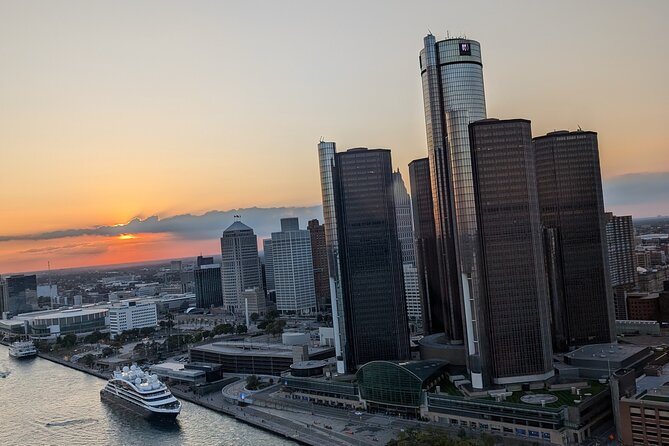 Sunset Helicopter Experience in Downtown Detroit - Why a 30-Minute Sunset Flight Works in Detroit
